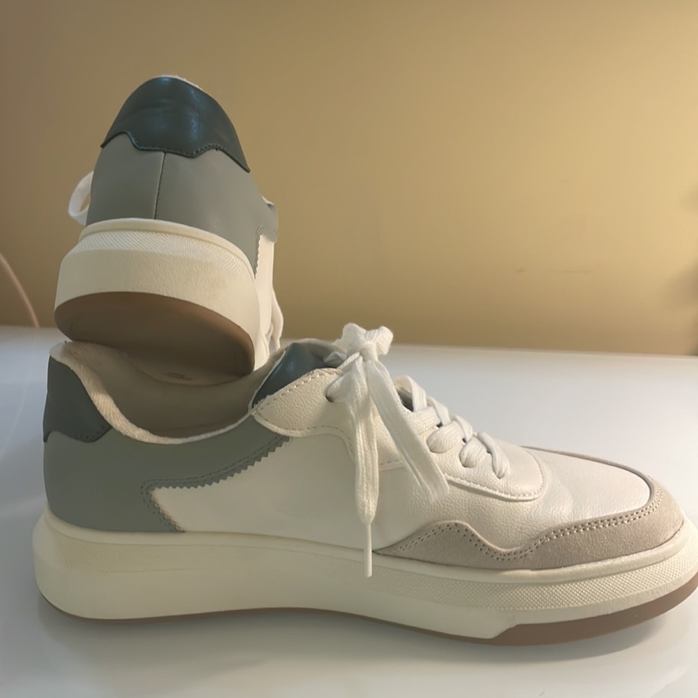 Universal Thread Flora Sneakers - New without box.